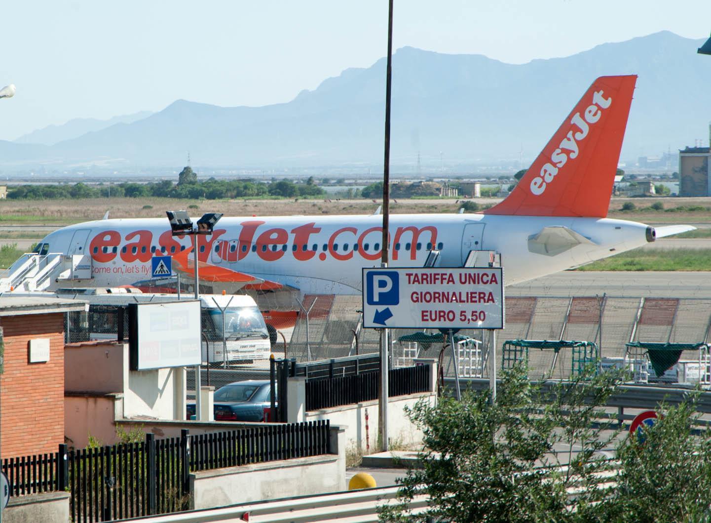 Spia anomala dopo il decollo, aereo riatterra a Cagliari