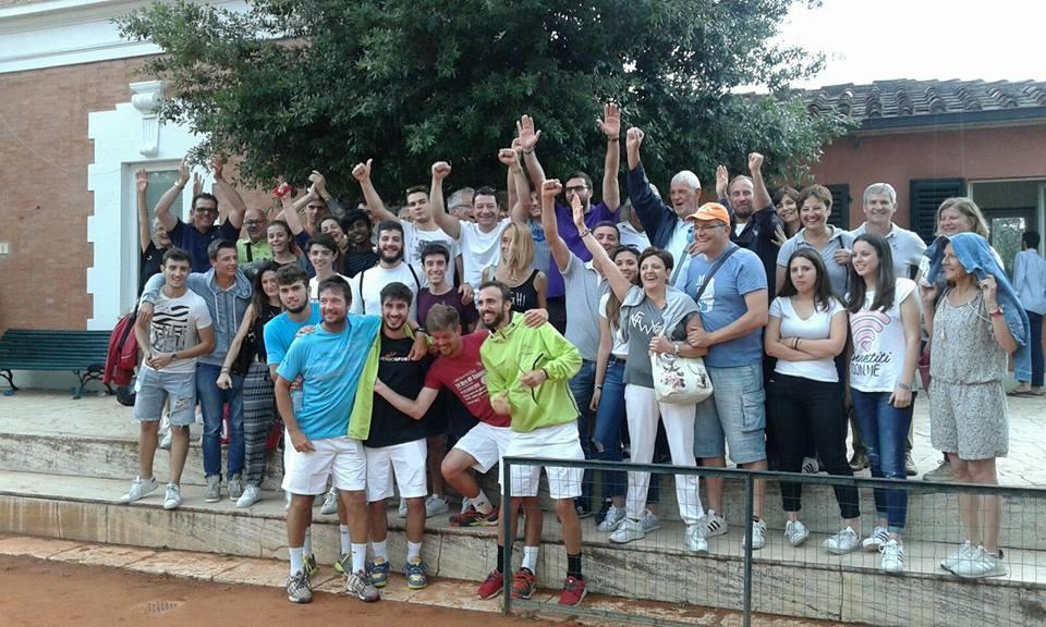 I giocatori dello Sporting Club festeggiati dai tifosi montecatinesi al Ct Firenze 