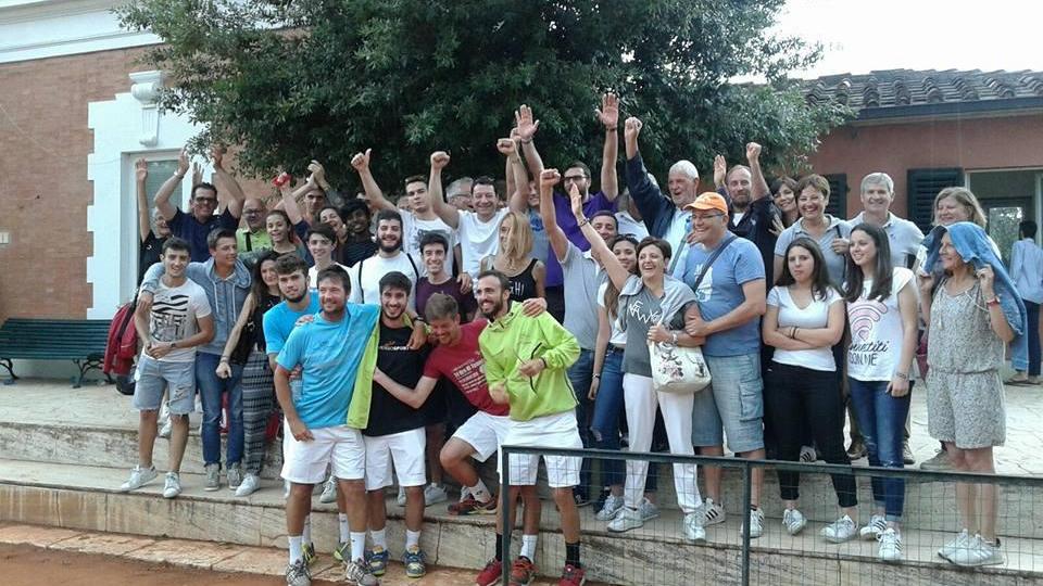 I giocatori dello Sporting Club festeggiati dai tifosi montecatinesi al Ct Firenze