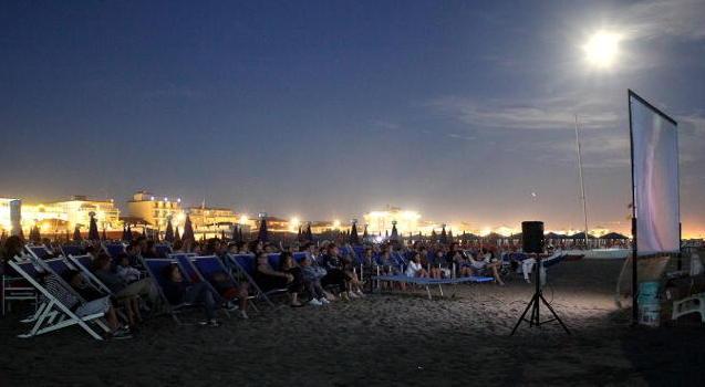 Bagni aperti di sera tra cinema e pallone 