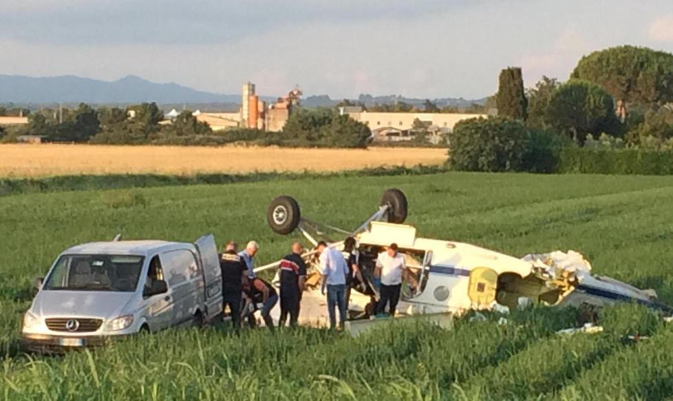 I tecnici al lavoro sulla carcassa dell'aeromobile