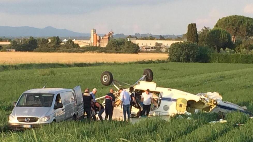 I tecnici al lavoro sulla carcassa dell'aeromobile