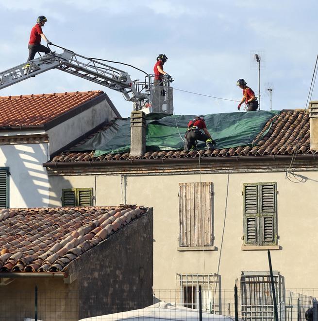 Crolla il tetto della casa mentre sono al piano terra 