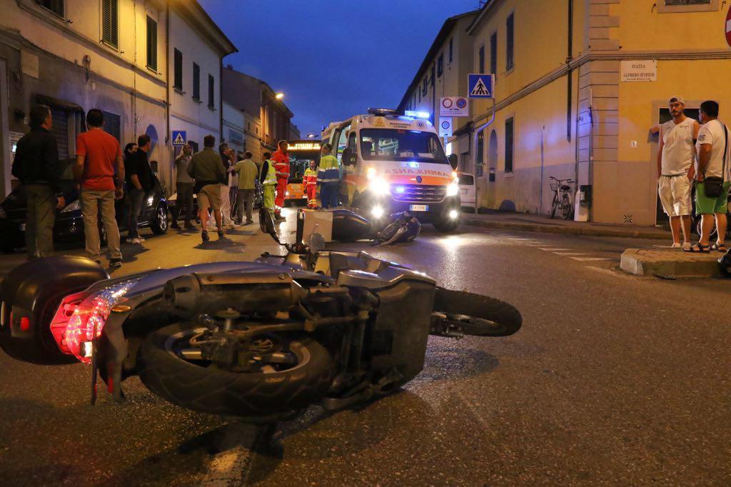I due scooter a terra dopo lo scontro in piazza Sforzini (Marzi Pentafoto)