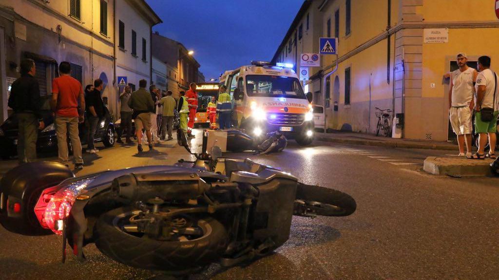 I due scooter a terra dopo lo scontro in piazza Sforzini (Marzi Pentafoto)