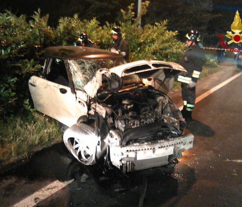 Picchia con la Mini contro un muro paura per una perdita di gas