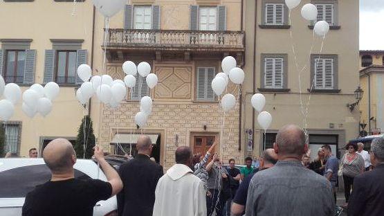 Palloncini bianchi in cielo per il saluto a Francesca