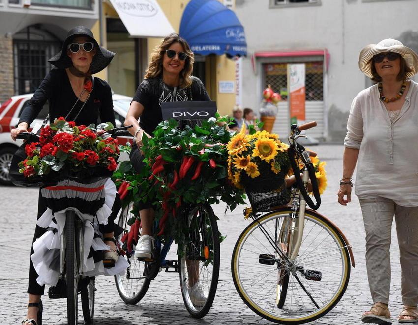 Corteo di biciclette in centro per lo shopping ecologico