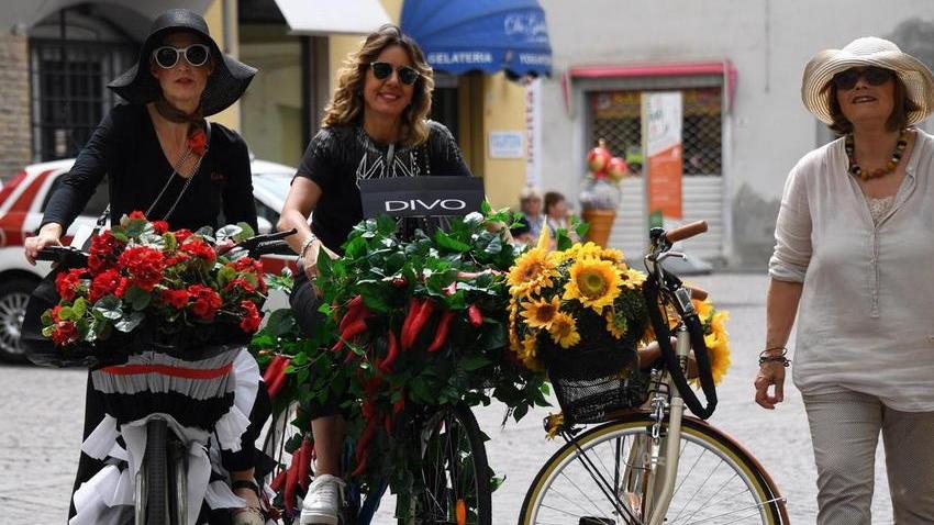Corteo di biciclette in centro per lo shopping ecologico