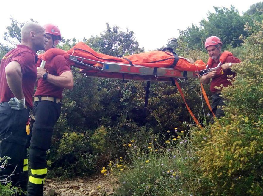 Cade sul sentiero, soccorsa dai pompieri 