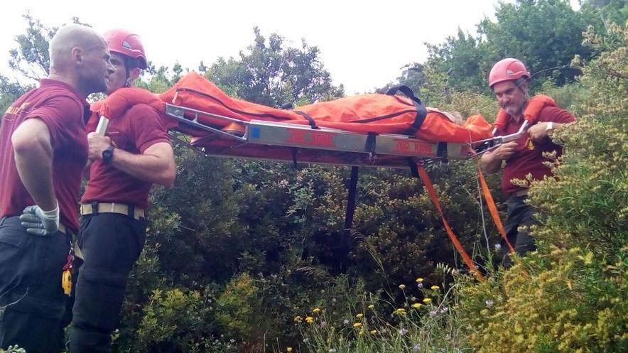 Cade sul sentiero, soccorsa dai pompieri