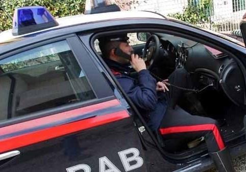 Picchia i carabinieri e danneggia l’auto: arrestato
