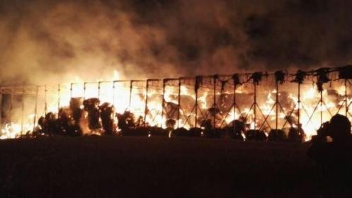 Paura nella notte in un deposito di fieno