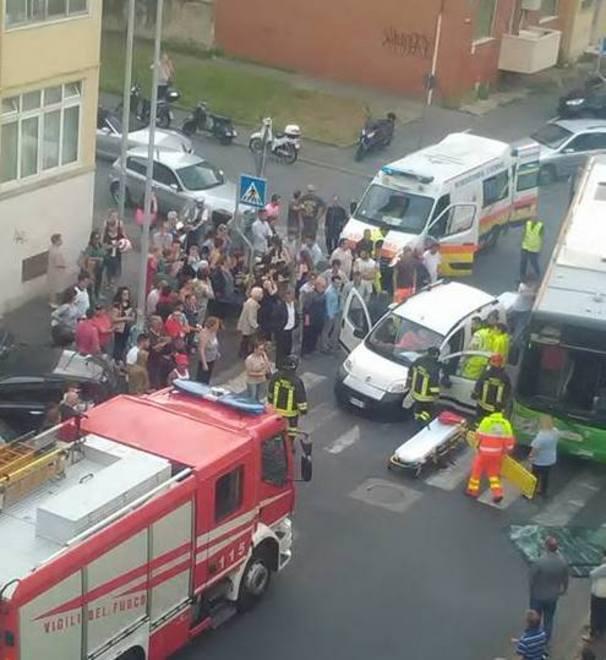 Scontro tra bus e furgone: cinque feriti 