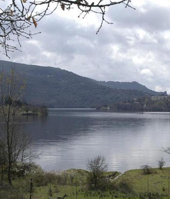 Via alla ciclopedalata ecologica sulle sponde del lago di Gusana
