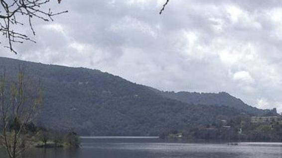 Via alla ciclopedalata ecologica sulle sponde del lago di Gusana