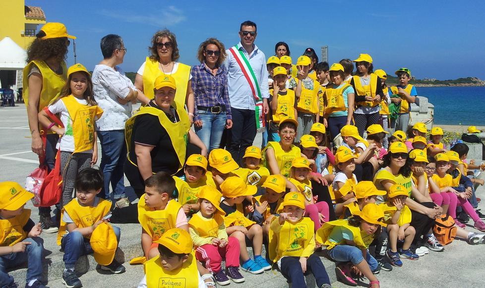 Campagna di Legambiente, i bimbi puliscono la spiaggia