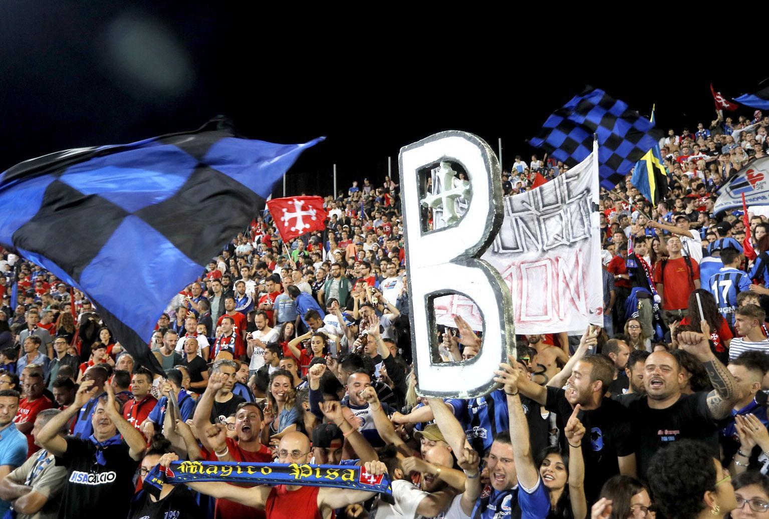 L'Arena gremita per l'arrivo allo stadio della squadra (foto Muzzi)