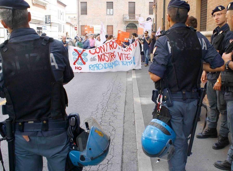 I No Salvabanche: «Andate tutti a casa» 