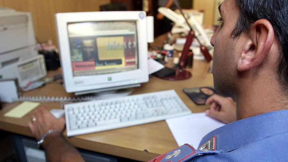 Si finge giudice e le spilla novemila euro