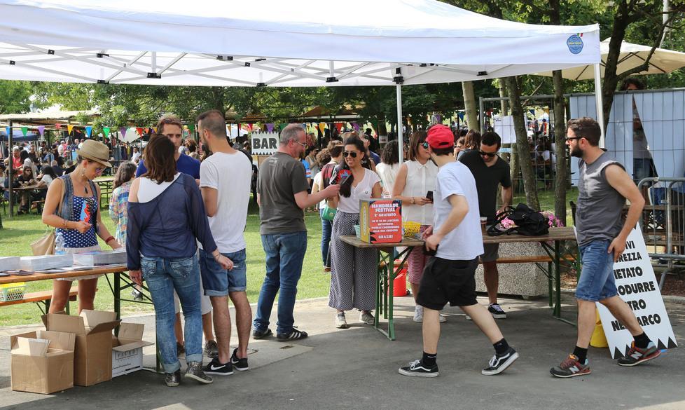 Folla per il nono Handmade Festival