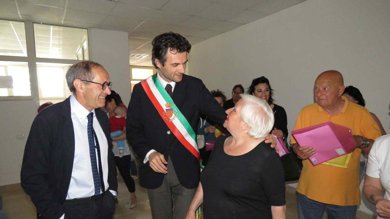 Il sindaco Matteo Biffoni e l'assessore Luigi Biancalani il giorno della consegna della case popolari di viale Galilei