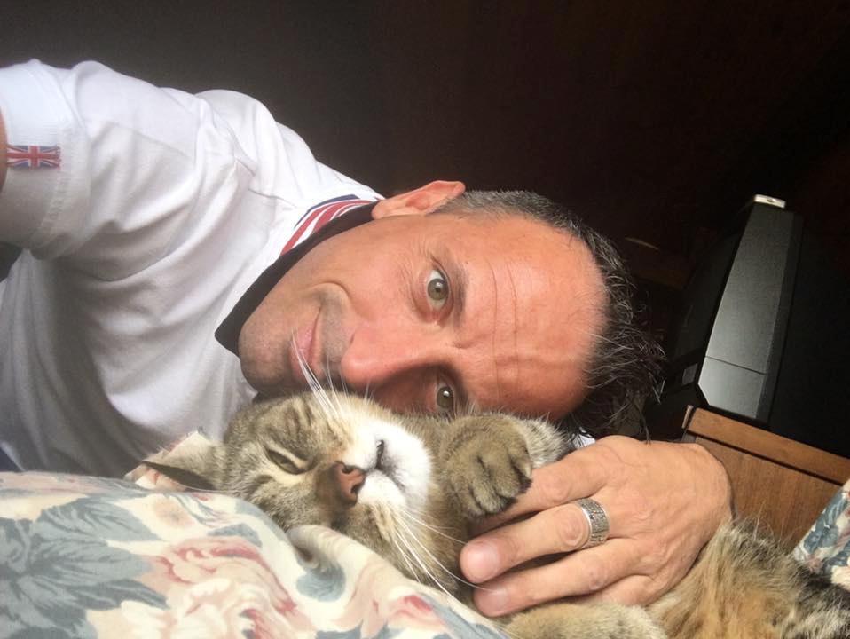 Alessandro Santini col gatto Vittorio