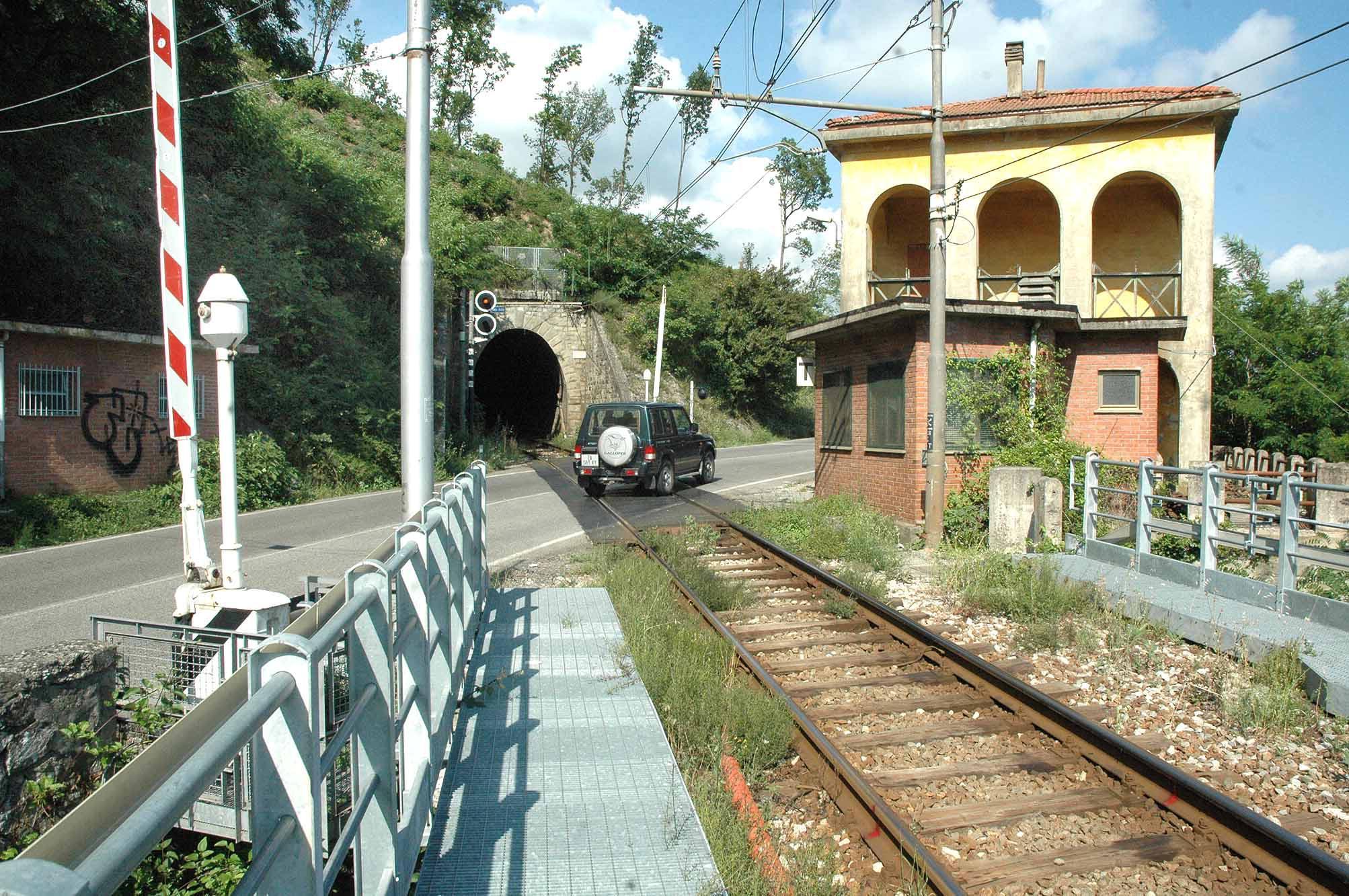 Un passaggio a livello sulla statale Porrettana (foto d'archivio)
