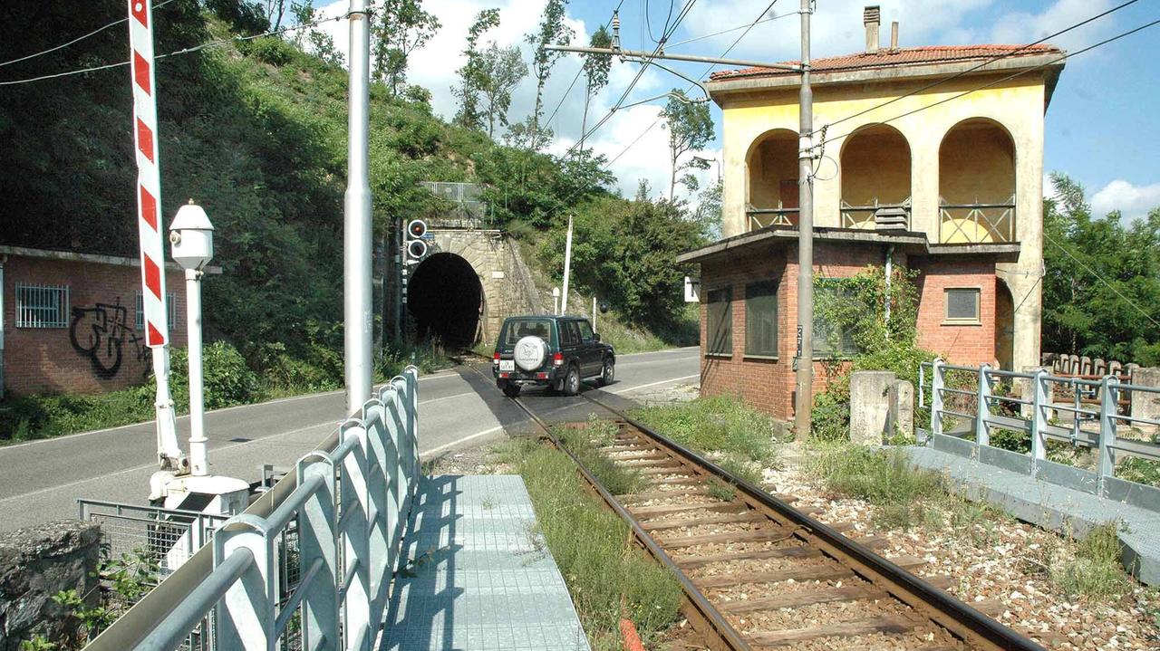 Un passaggio a livello sulla statale Porrettana (foto d'archivio)