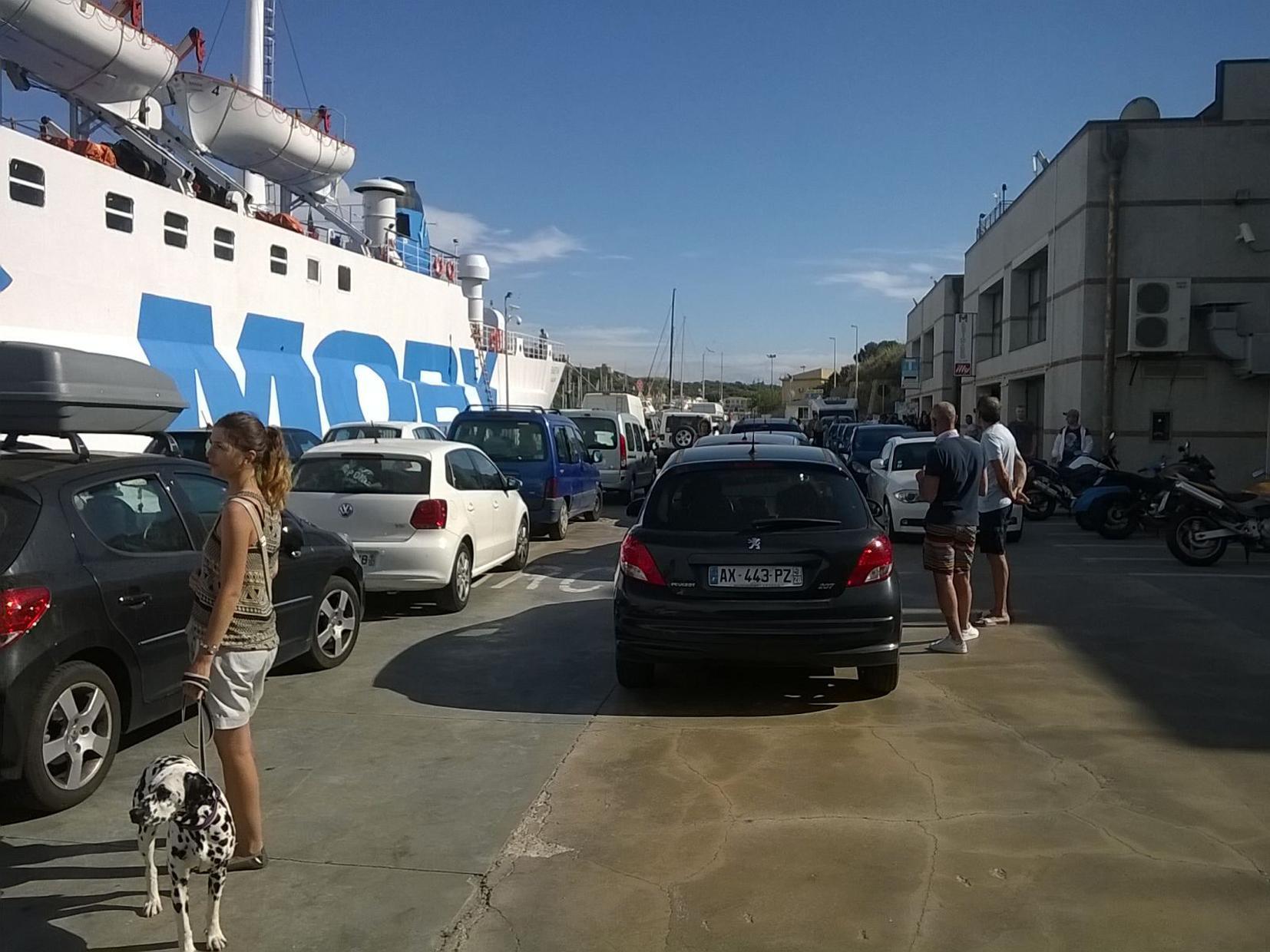 Santa Teresa, la Moby lascia a terra i passeggeri per un guasto al motore 