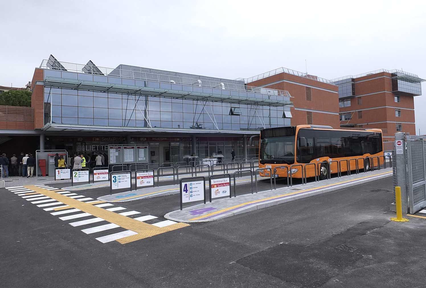 Un autobus al terminal della Sesta Porta