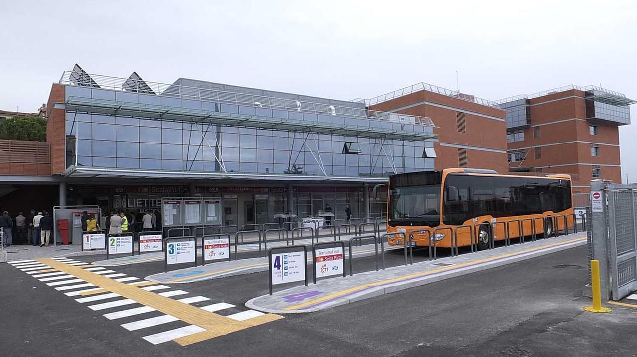 Un autobus al terminal della Sesta Porta