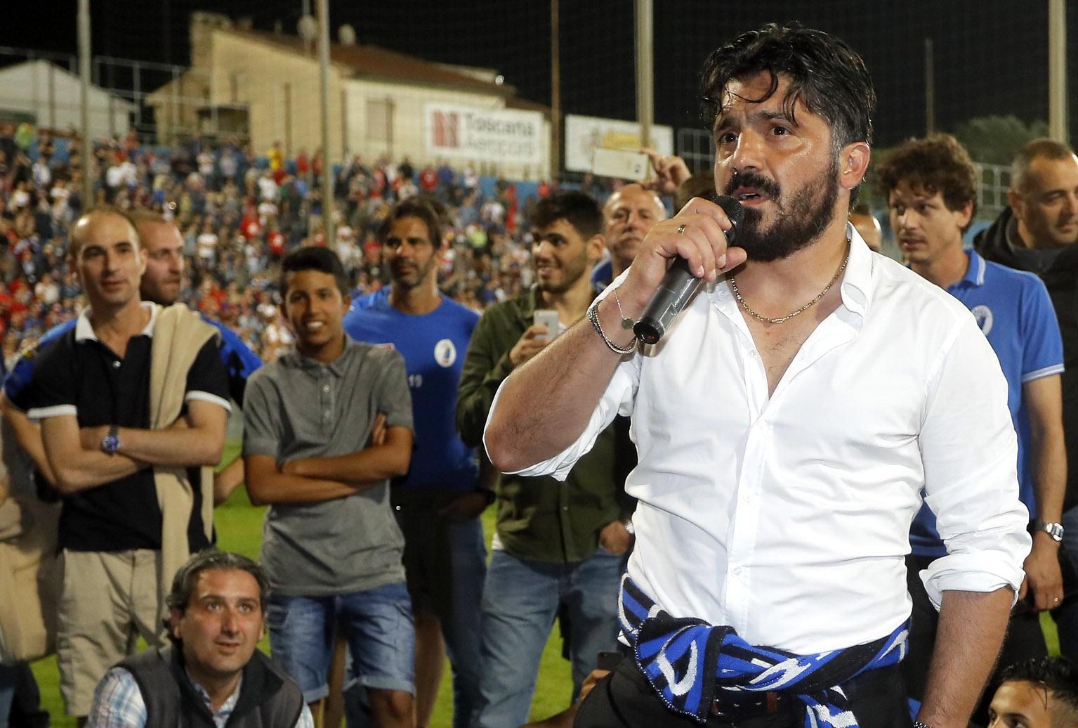 Rino Gattiuso parla alla nord durante la festa