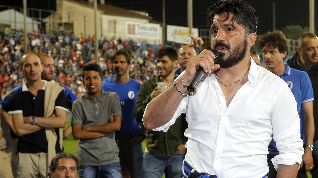 Rino Gattiuso parla alla nord durante la festa