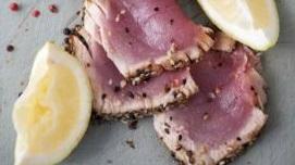Mangia tonno e si sente male: ditta a processo