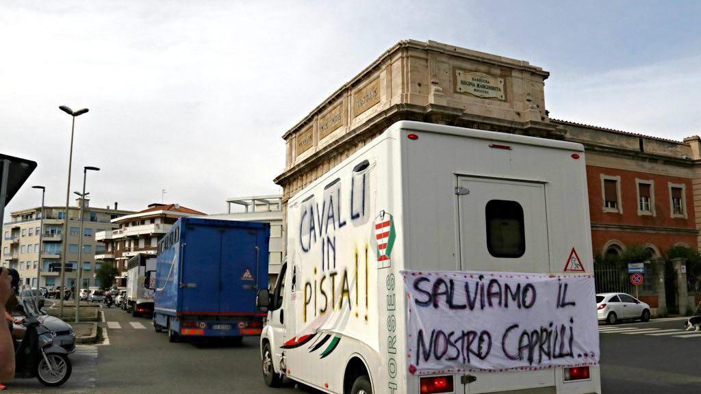 La partenza del serpentone dal viale Italia (Marzi)