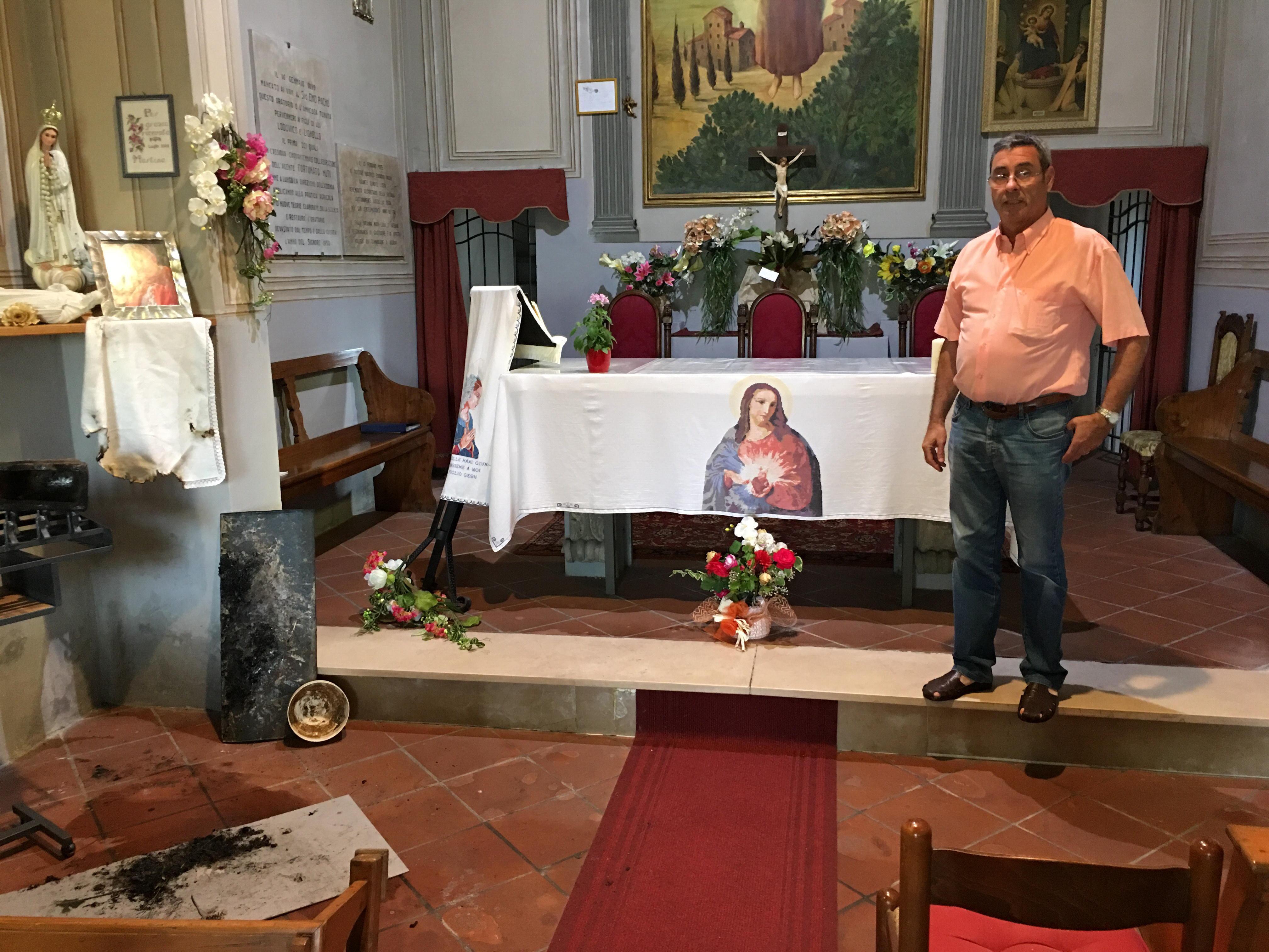 Riccardo Bertelli mostra i danni dell’incendio nella chiesa (Foto Franco Silvi)