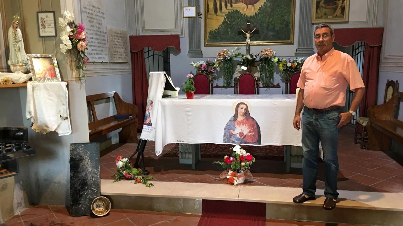 Riccardo Bertelli mostra i danni dell’incendio nella chiesa (Foto Franco Silvi)