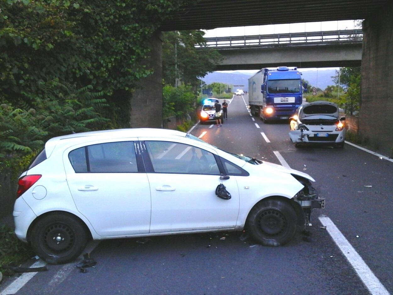 Scontro tra due auto sulla tangenziale