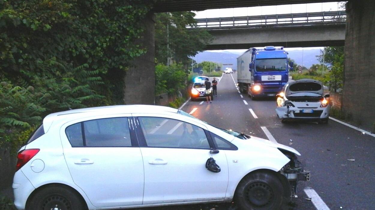 Scontro tra due auto sulla tangenziale