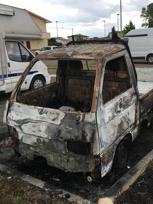 Furgone distrutto dalle fiamme 