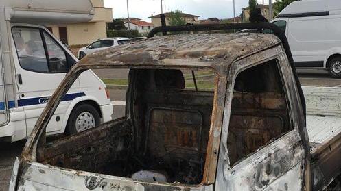 Furgone distrutto dalle fiamme