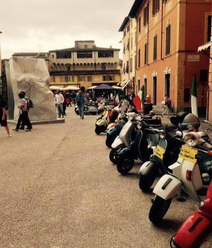 Oltre duecento Vespe radunate in piazza Duomo