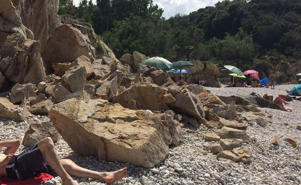 Un grosso masso si stacca e frana sulla spiaggia 