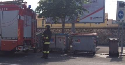 Cassonetto in fiamme in viale Sonnino