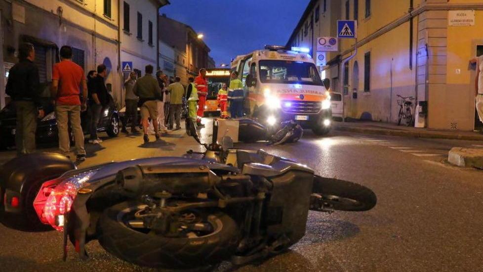 Dopo lo scontro in scooter aggredisce il pony pizza