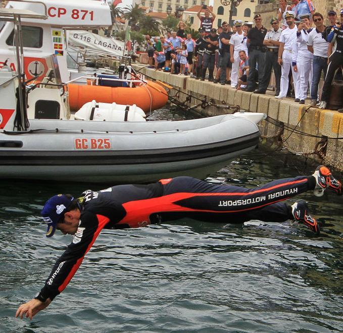 La vittoria vale bene un tuffo dove l’acqua è meno blu