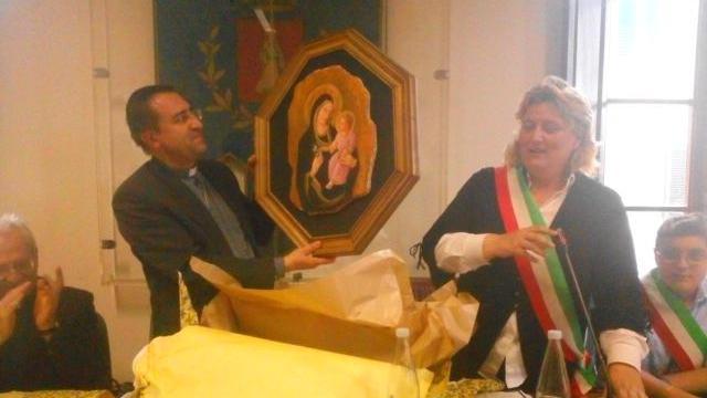 Monsignor Migliavacca con il sindaco Ilaria Parrella