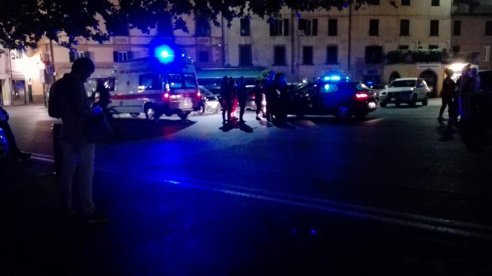 Ambulanze e volanti della polizia in piazza Santa Maria
