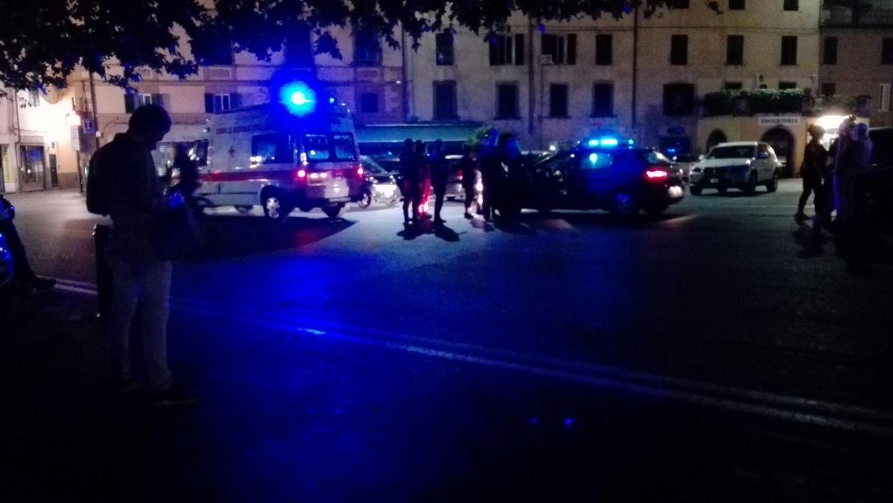 Ambulanze e volanti della polizia in piazza Santa Maria